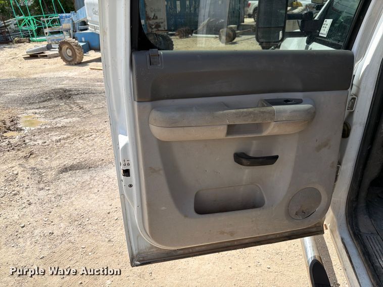 image for item ED5296 2014 Chevrolet Silverado 3500HD Crew Cab flatbed pickup truck