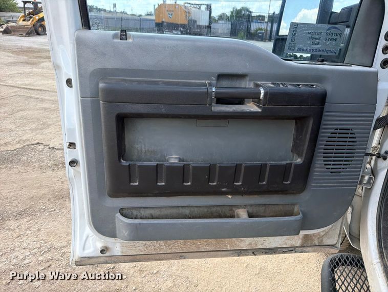 image for item ED5297 2015 Ford F350 Super Duty Crew Cab utility bed pickup truck