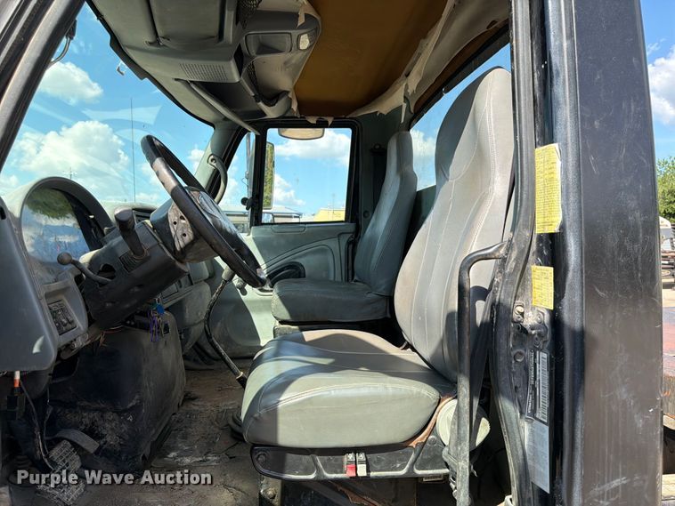 image for item ED5301 2005 International 4300 flatbed truck
