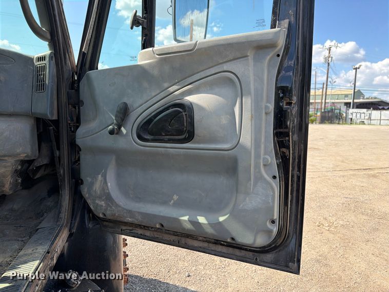 image for item ED5301 2005 International 4300 flatbed truck