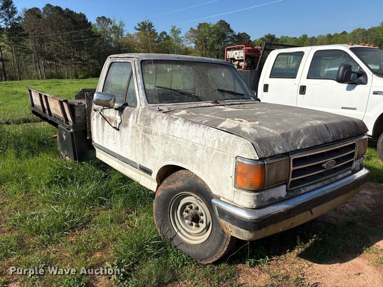 image for item EF1062 1990 Ford F250 flatbed pickup truck