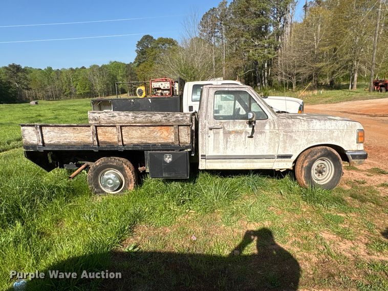 image for item EF1062 1990 Ford F250 flatbed pickup truck