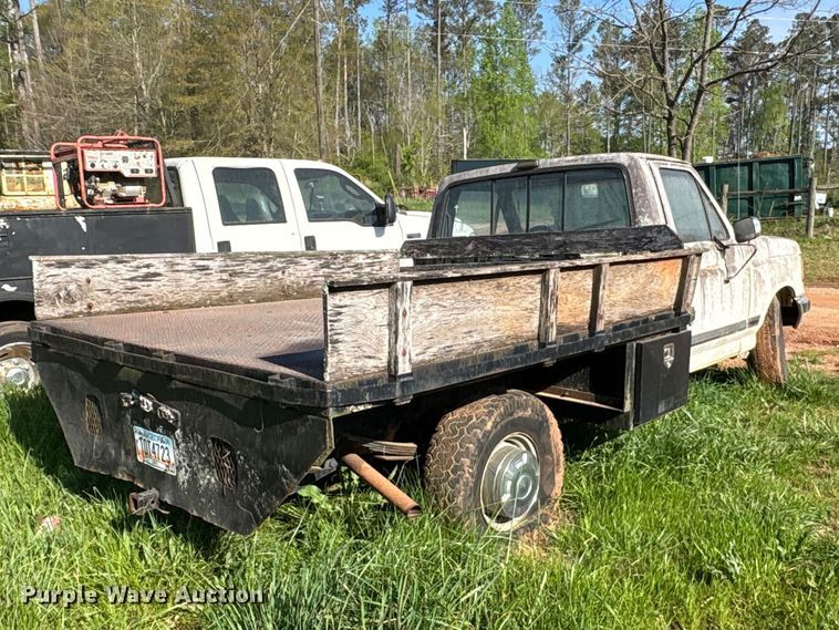 image for item EF1062 1990 Ford F250 flatbed pickup truck