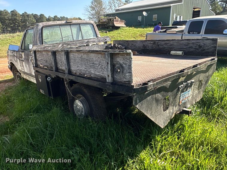 image for item EF1062 1990 Ford F250 flatbed pickup truck