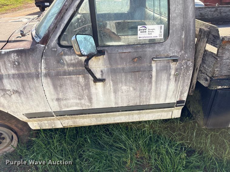 image for item EF1062 1990 Ford F250 flatbed pickup truck