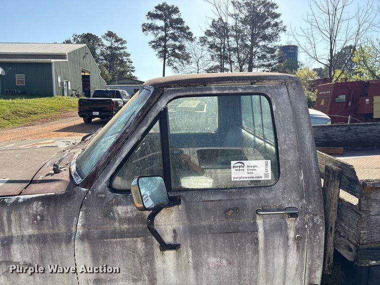 image for item EF1062 1990 Ford F250 flatbed pickup truck