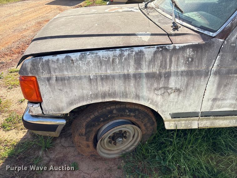 image for item EF1062 1990 Ford F250 flatbed pickup truck