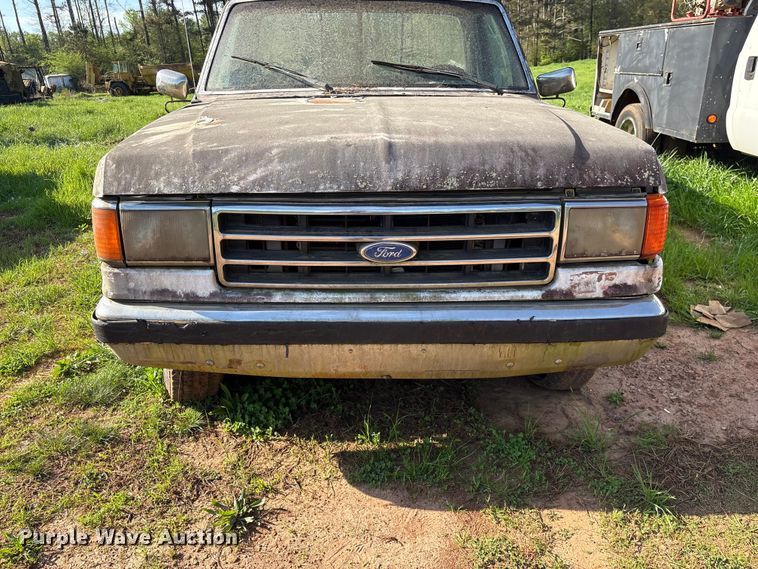 image for item EF1062 1990 Ford F250 flatbed pickup truck