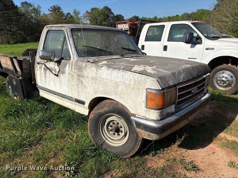 image for item EF1062 1990 Ford F250 flatbed pickup truck
