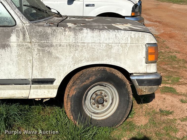 image for item EF1062 1990 Ford F250 flatbed pickup truck