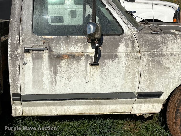 image for item EF1062 1990 Ford F250 flatbed pickup truck