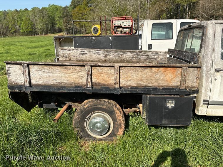 image for item EF1062 1990 Ford F250 flatbed pickup truck