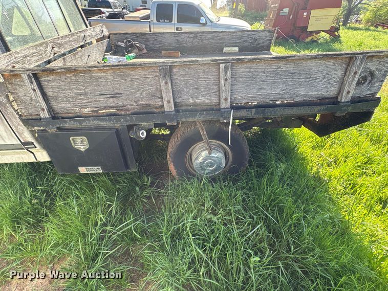 image for item EF1062 1990 Ford F250 flatbed pickup truck