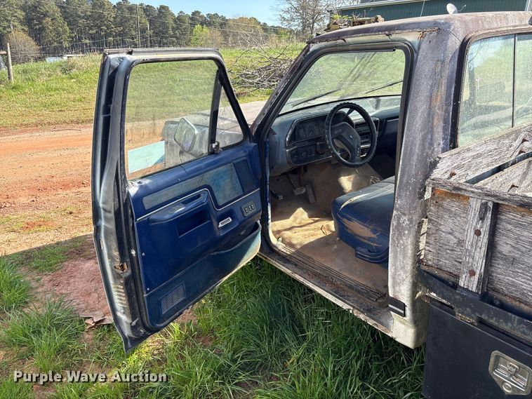 image for item EF1062 1990 Ford F250 flatbed pickup truck