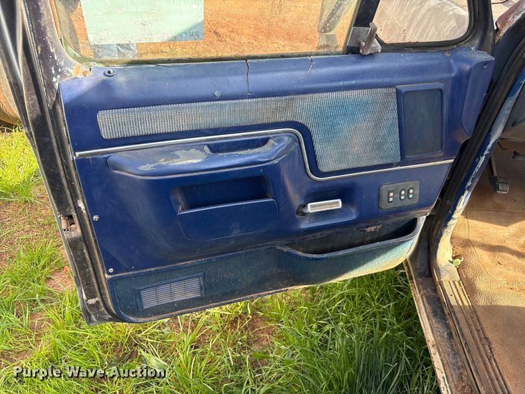 image for item EF1062 1990 Ford F250 flatbed pickup truck