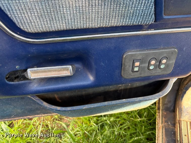 image for item EF1062 1990 Ford F250 flatbed pickup truck