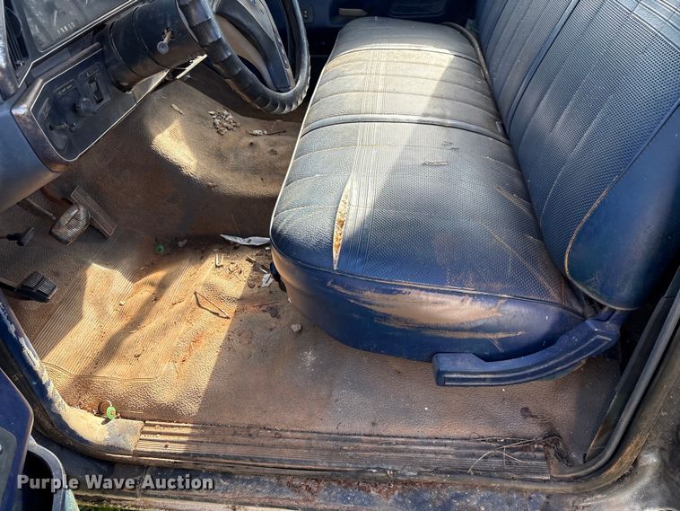 image for item EF1062 1990 Ford F250 flatbed pickup truck