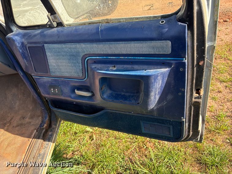 image for item EF1062 1990 Ford F250 flatbed pickup truck