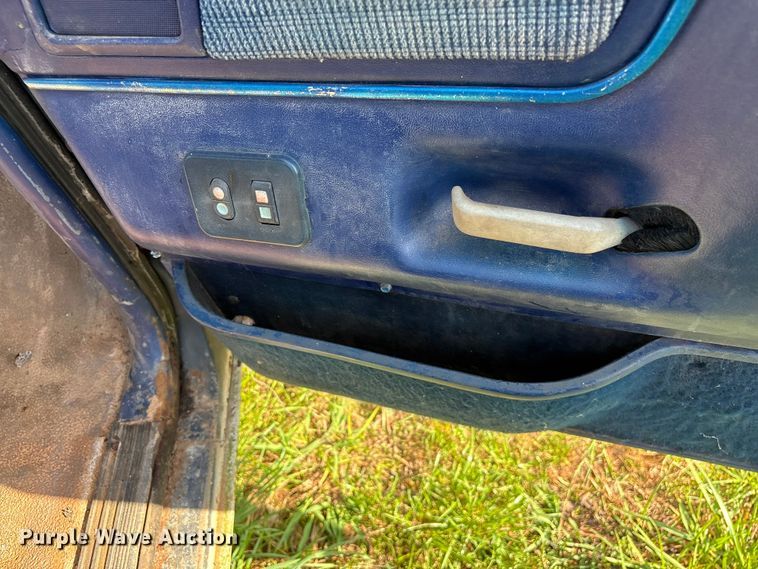 image for item EF1062 1990 Ford F250 flatbed pickup truck