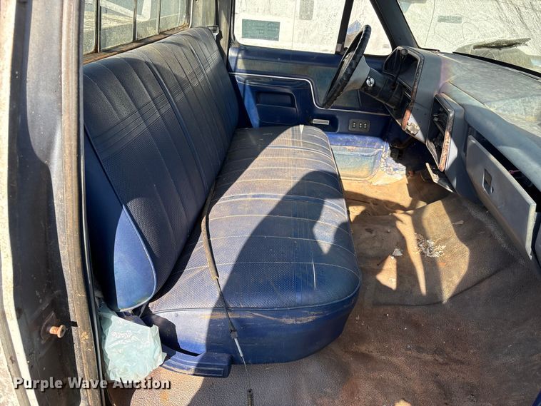 image for item EF1062 1990 Ford F250 flatbed pickup truck