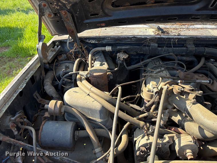 image for item EF1062 1990 Ford F250 flatbed pickup truck