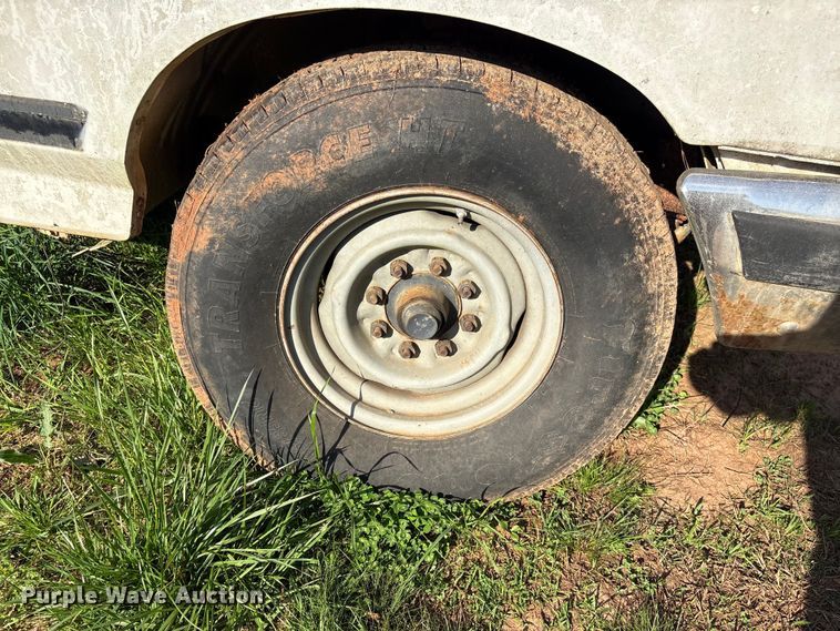 image for item EF1062 1990 Ford F250 flatbed pickup truck
