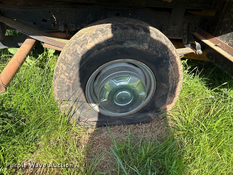 image for item EF1062 1990 Ford F250 flatbed pickup truck