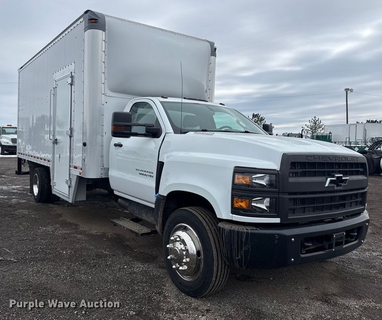 image for item EG2037 2019 Chevrolet Silverado 6500HD box truck