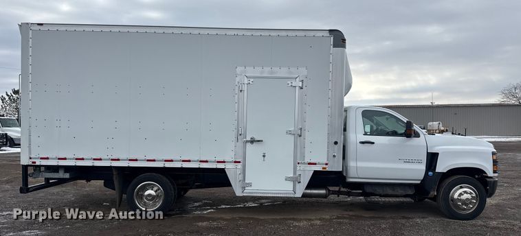 image for item EG2037 2019 Chevrolet Silverado 6500HD box truck