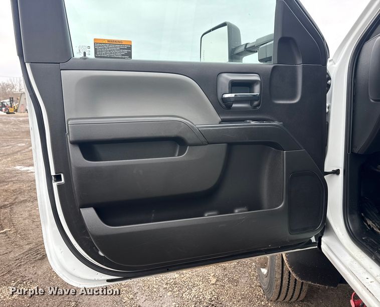 image for item EG2037 2019 Chevrolet Silverado 6500HD box truck