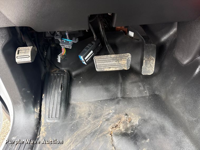 image for item EG2037 2019 Chevrolet Silverado 6500HD box truck