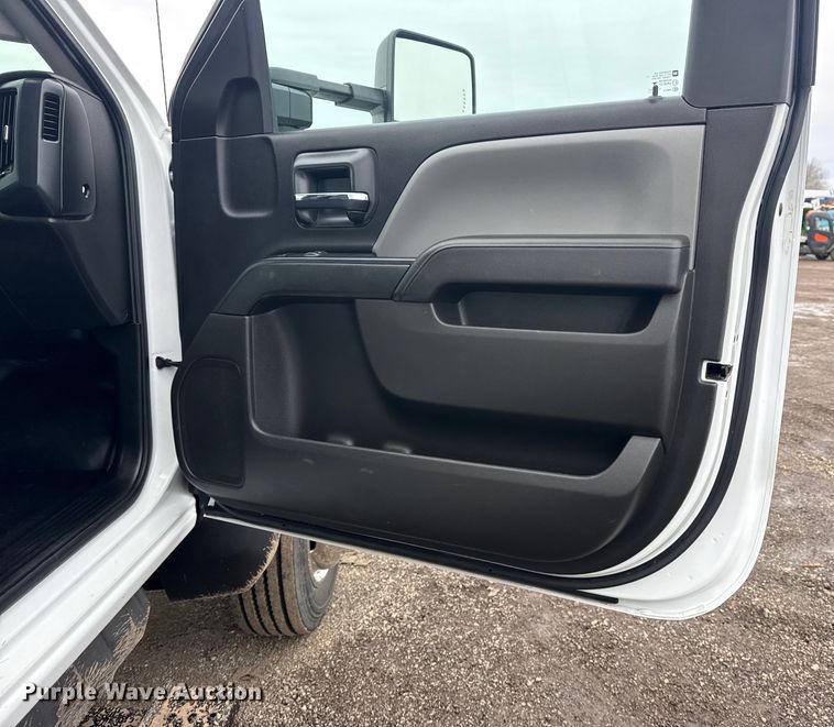 image for item EG2037 2019 Chevrolet Silverado 6500HD box truck