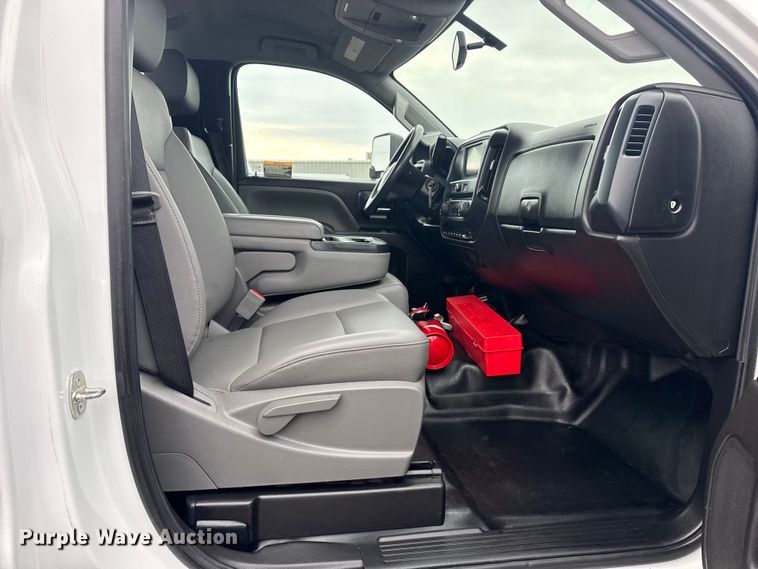 image for item EG2037 2019 Chevrolet Silverado 6500HD box truck