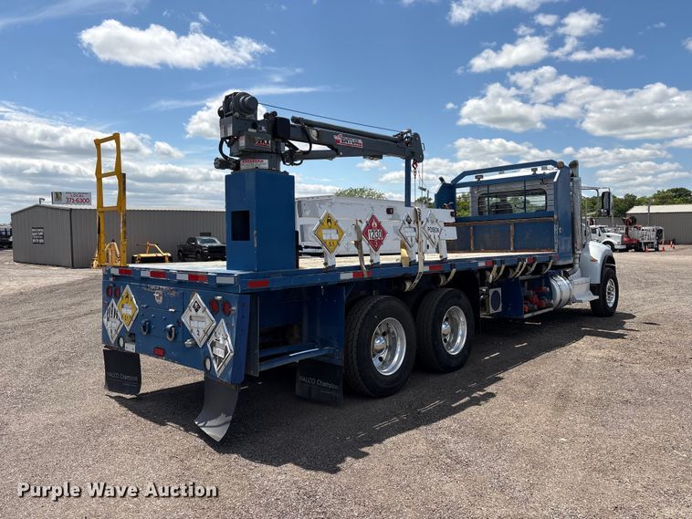 image for item EG9065 2017 Peterbilt 348 flatbed truck