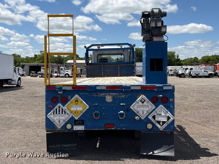 image for item EG9065 2017 Peterbilt 348 flatbed truck