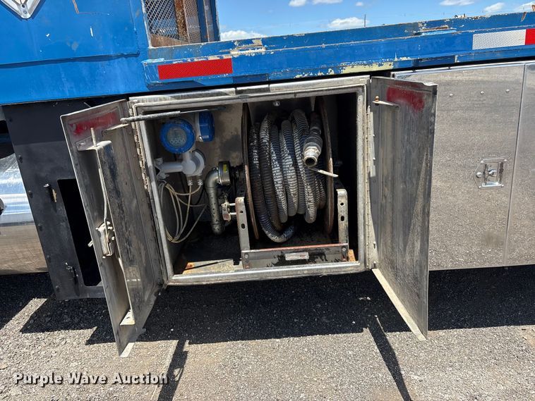 image for item EG9065 2017 Peterbilt 348 flatbed truck