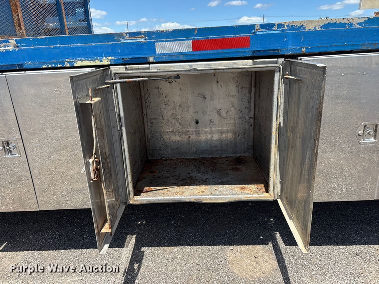 image for item EG9065 2017 Peterbilt 348 flatbed truck