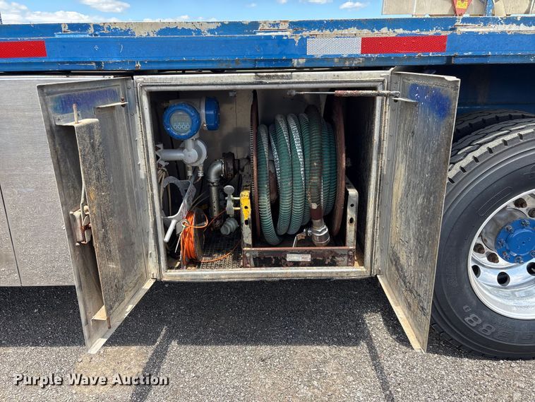 image for item EG9065 2017 Peterbilt 348 flatbed truck