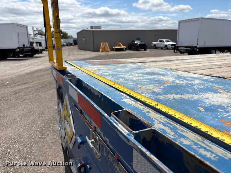 image for item EG9065 2017 Peterbilt 348 flatbed truck