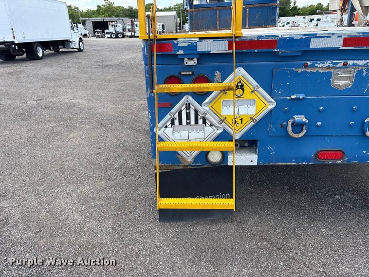 image for item EG9065 2017 Peterbilt 348 flatbed truck
