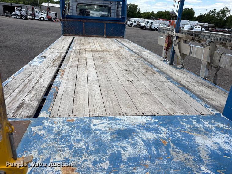 image for item EG9065 2017 Peterbilt 348 flatbed truck
