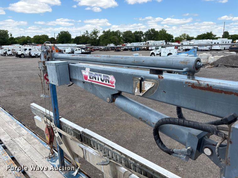 image for item EG9065 2017 Peterbilt 348 flatbed truck