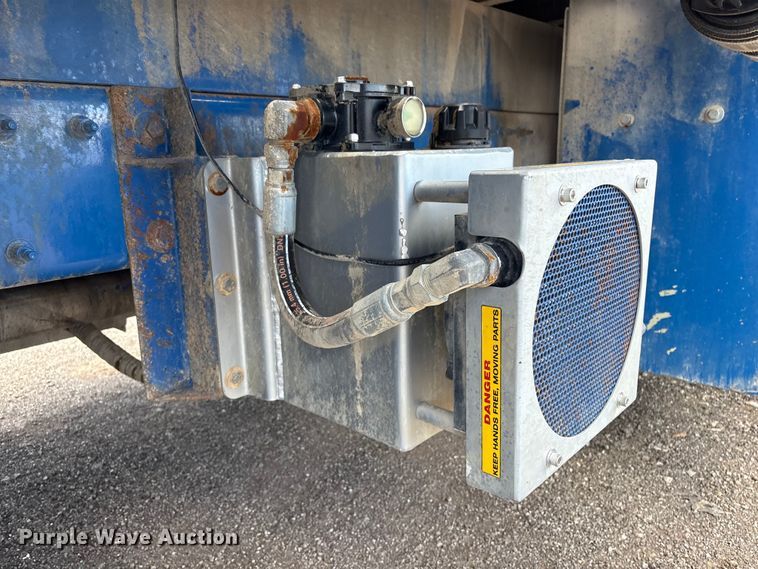 image for item EG9065 2017 Peterbilt 348 flatbed truck