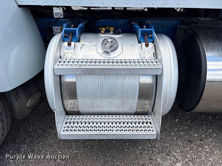 image for item EG9065 2017 Peterbilt 348 flatbed truck