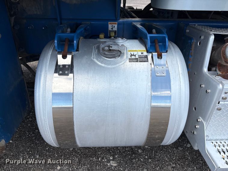 image for item EG9065 2017 Peterbilt 348 flatbed truck