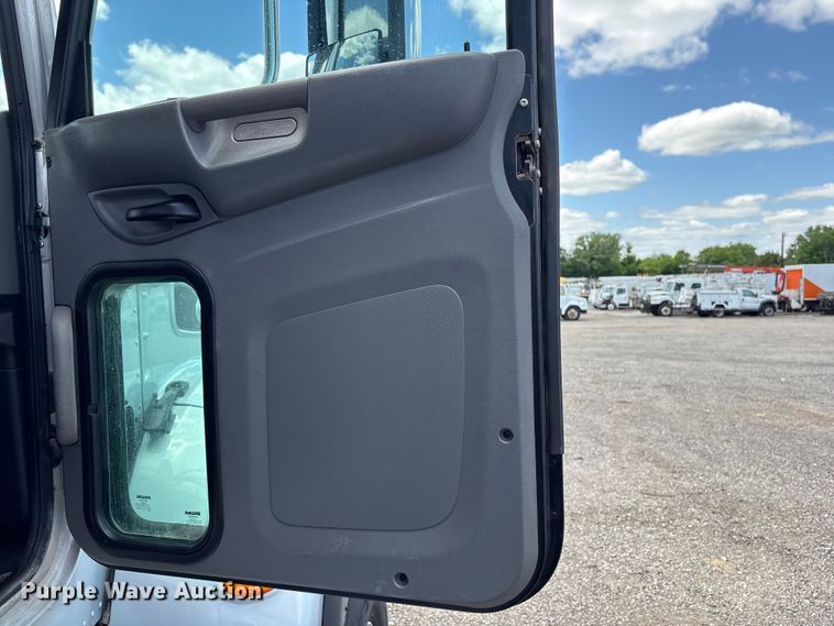 image for item EG9065 2017 Peterbilt 348 flatbed truck