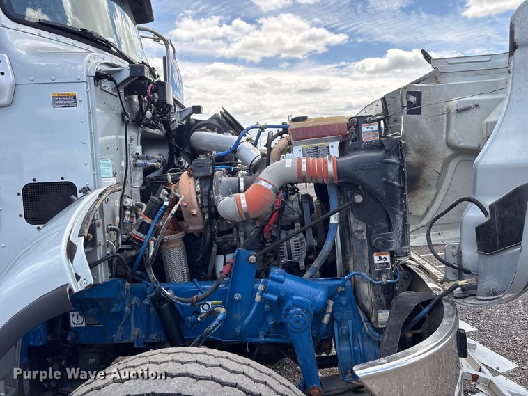 image for item EG9065 2017 Peterbilt 348 flatbed truck