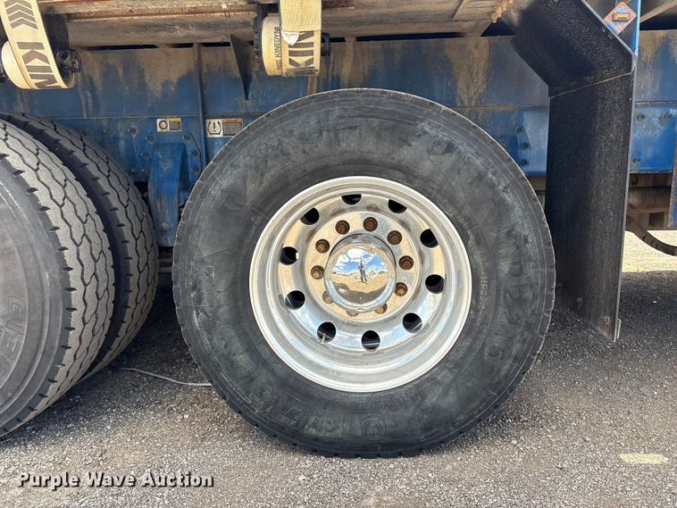 image for item EG9065 2017 Peterbilt 348 flatbed truck