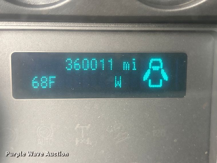 image for item EG9114 2015 Ford F350 Super Duty Ext. Cab utility bed pickup truck