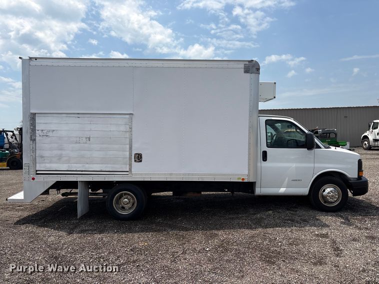 image for item EG9145 2016 Chevrolet Express 4500 box truck